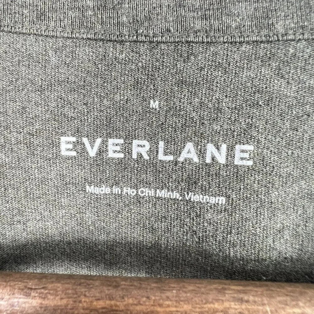 Everlane Shirt Mens Medium Green Long Sleeve Henley T-Shirt Pullover 1/4 Button - Picture 3 of 4